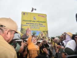 Acil Odah memimpin gerakan “Perempuan Menanam Ribuan Pohon” dalam rangka Peringatan Hari Kartini di Kalsel