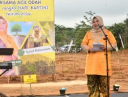 Pesannya adalah Pesan Penuh Semangat Acil Odah untuk Perempuan Banjar saat Penanaman Pohon Hibiscus.