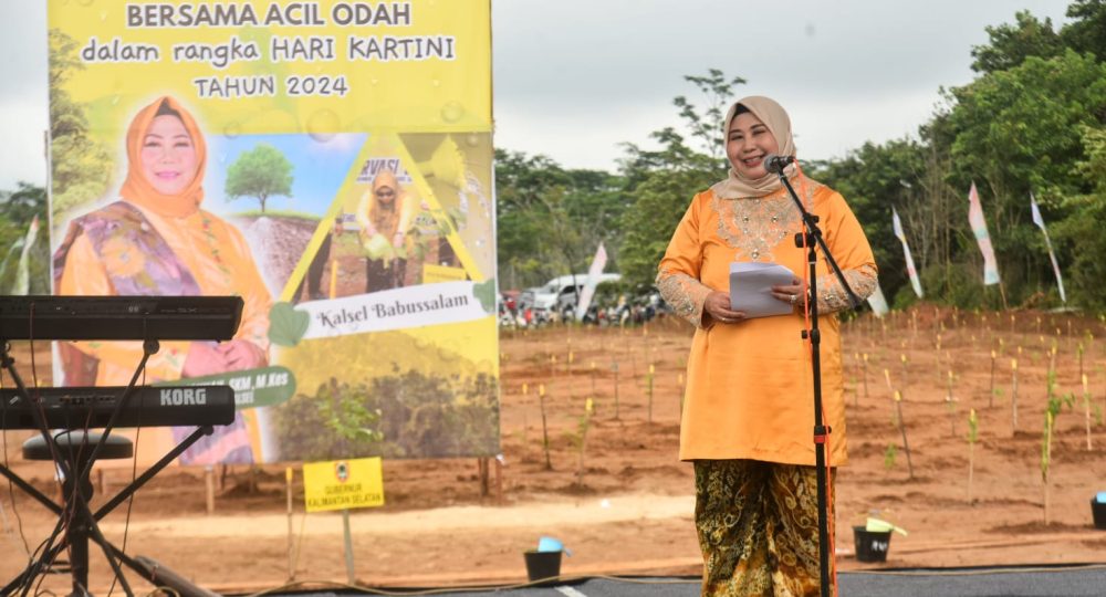 Pesannya adalah Pesan Penuh Semangat Acil Odah untuk Perempuan Banjar saat Penanaman Pohon Hibiscus.