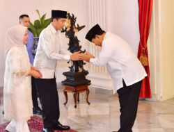 On the Second Day of Eid, Prabowo Subianto Shares Breakfast with Jokowi at the State Palace