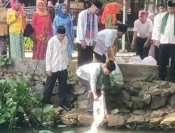 Jaksel menyebar 15.000 benih ikan di Setu Babakan dalam rangka upaya konservasi