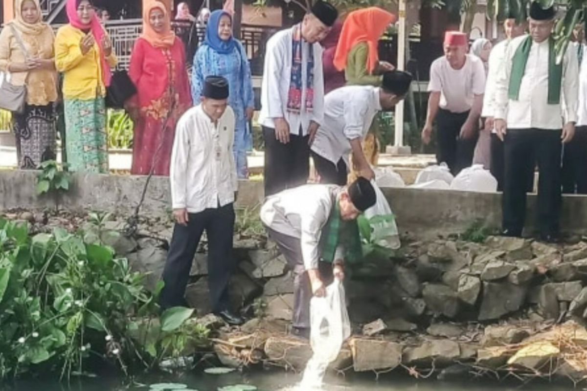 Jaksel menyebar 15.000 benih ikan di Setu Babakan dalam rangka upaya konservasi