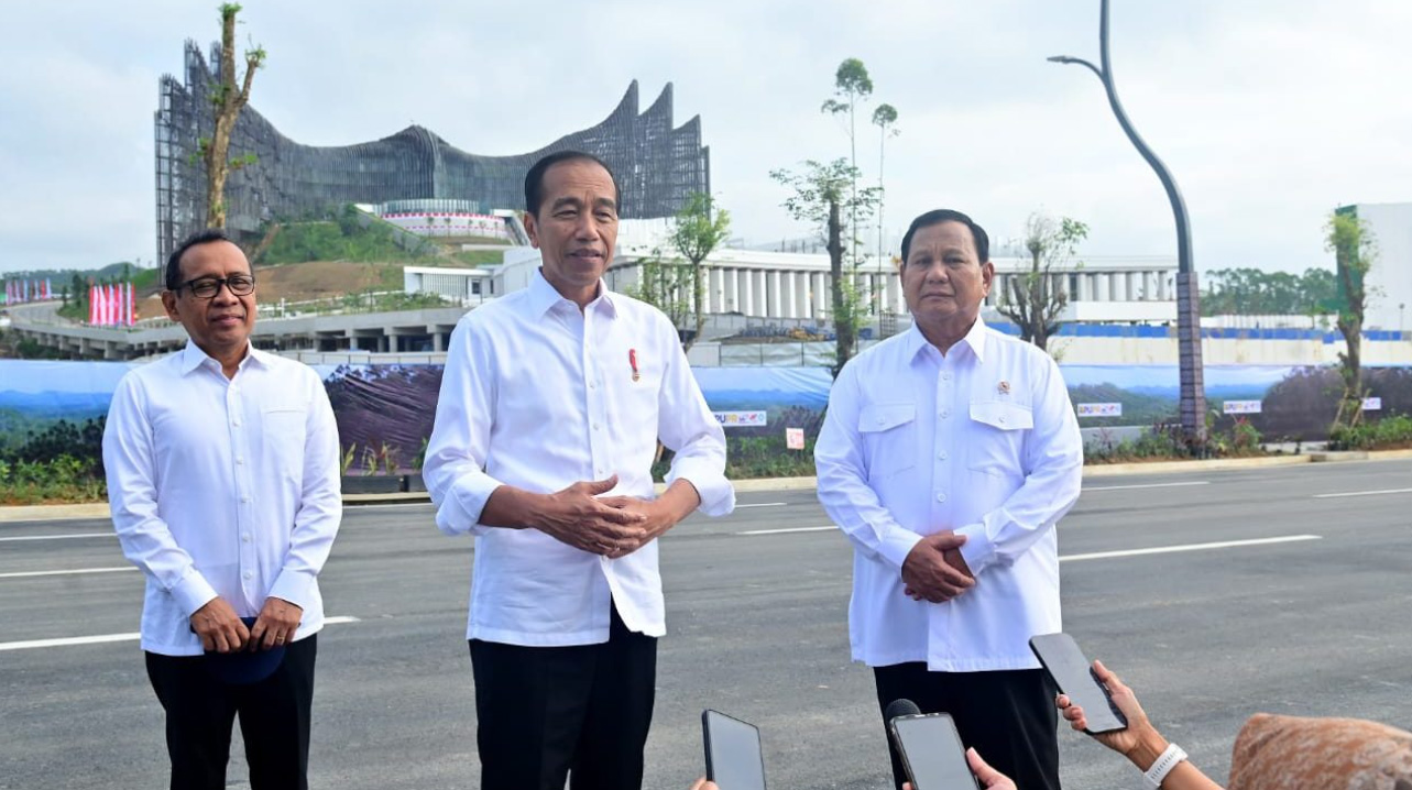 Monday Morning, President Jokowi and Defense Minister Prabowo Subianto Review Progress of IKN Development