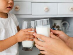 10 Cara Mengatasi Alergi Susu Sapi pada Bayi