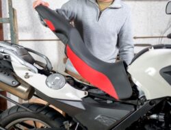 Penyebab dan Cara Mengatasi Jok Motor Licin